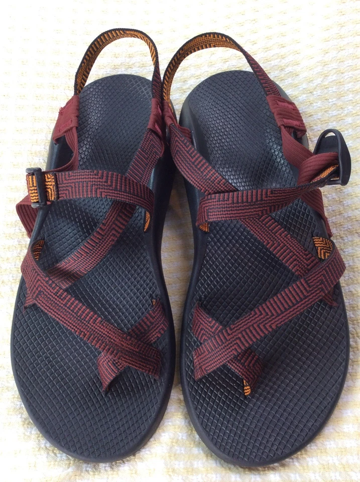 Sandálias masculinas com faixas Chaco Cloud - Tamanho 13 marrom asteca/alça dourada parte inferior preta - Imagem 2 de 4