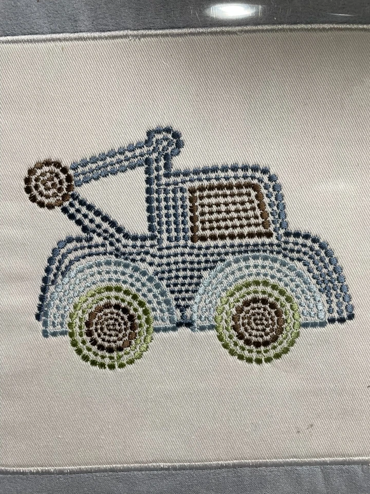 Juego de 2 arte bordado enmarcado - coche y camión de remolque - decoración de pared para guardería de 11"x11" Foto 3 de 4
