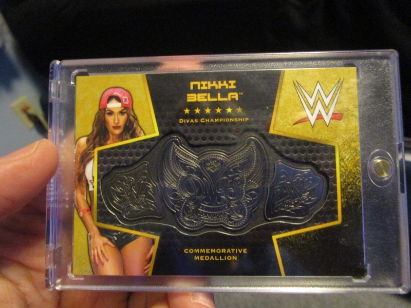 2017 WWE TOPPS NIKKI BELLA GOLD DIVAS CHAMPIONSHIP MEDALLION #8/10 - READ