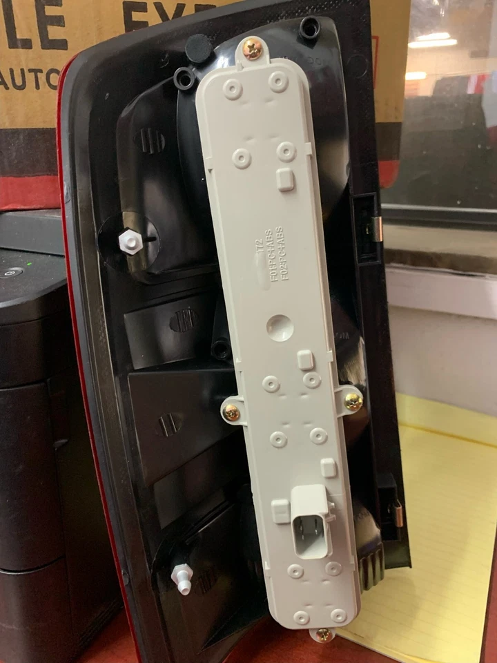 Задние фонари в сборе Eagle Eye (2006 Dodge Ram 3500) - Изображение 3 из 4