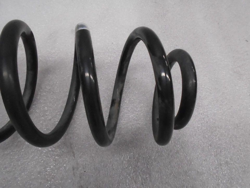 Muelle helicoidal trasero izquierdo o derecho Volkswagen Jetta 2005-2018 OEM VI61170 Foto 3 de 4