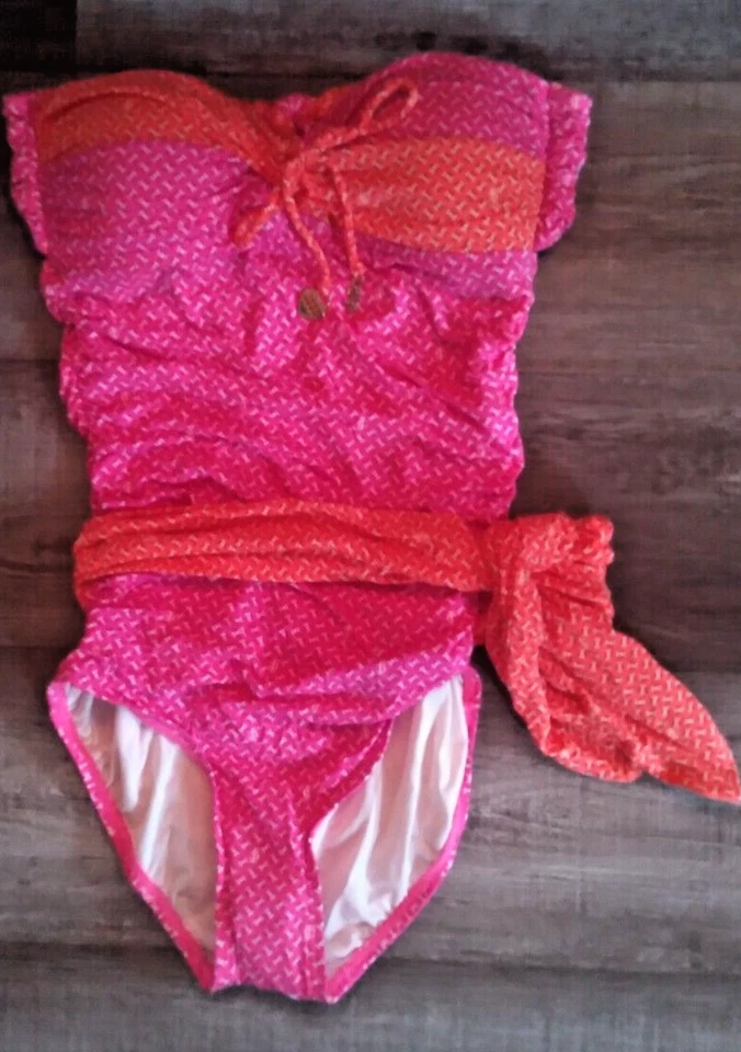 Nuevo $189. Traje de baño Juicy Couture MEDIANO de una pieza con cinturón retorcido para hermana Foto 3 de 4