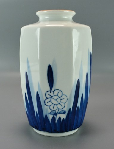 Japanese Bowed Octagon Porcelain Vase Daisy Flower & Stiff Leaves White Blue - Picture 11 of 12