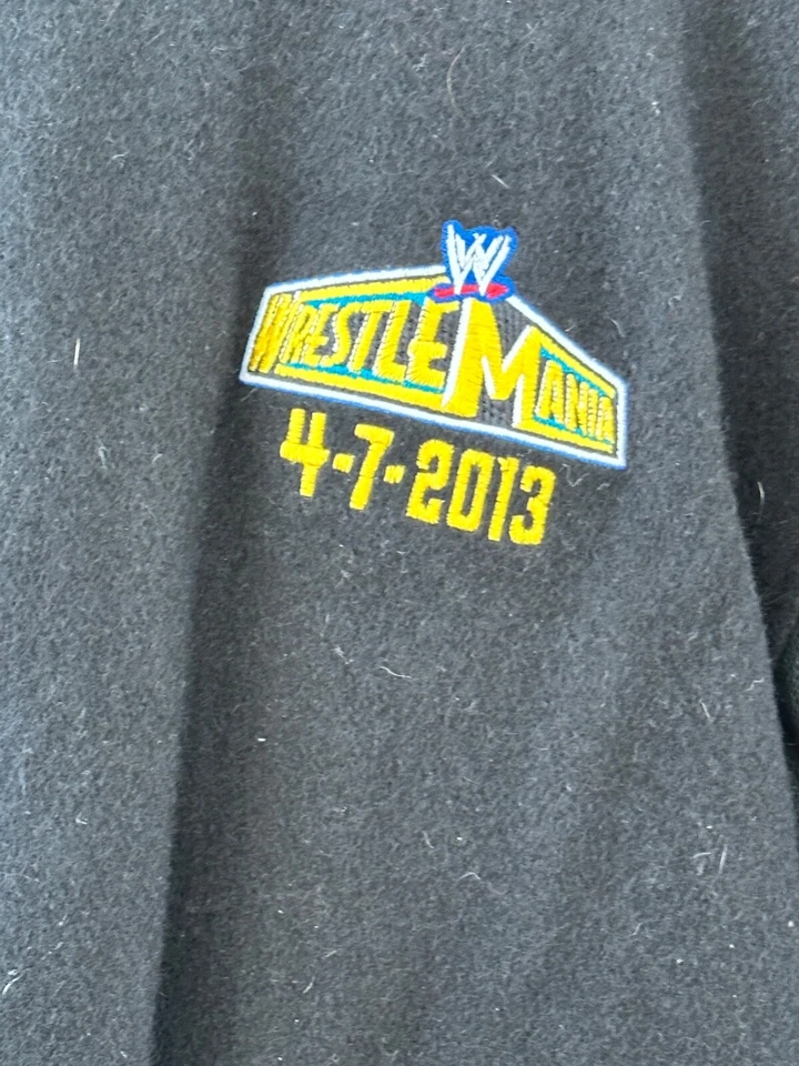 Chaqueta de cuero universitaria WWE Wrestlemania para hombre NY/NJ 2013 The Rock John Cena talla L Foto 2 de 4