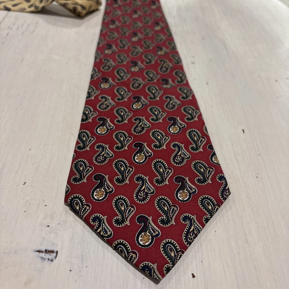 Corbata vintage Tommy Hilfiger 100 % seda italiana ~ rojo cachemir, verde y dorado Foto 3 de 4