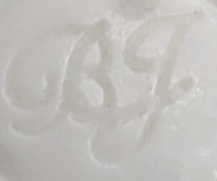 Pendientes Huggie Betsey Johnson Blanco e Iridiscente Rosa/Púrpura Flor Dije Foto 3 de 3