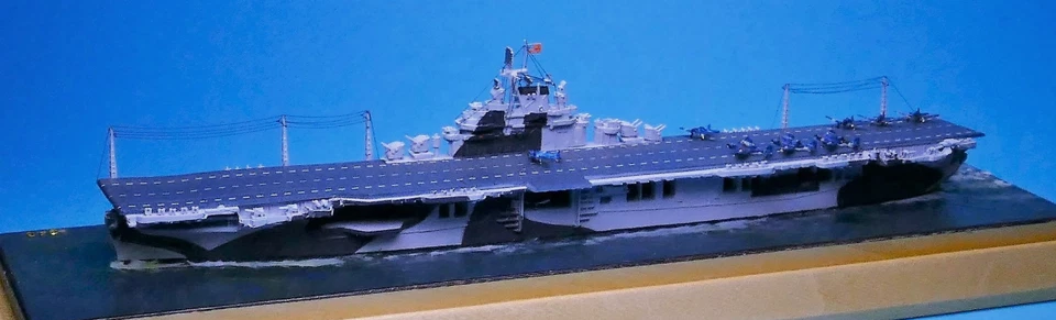 Schiffsmodell SPIDERNAVE "USS Essex", (SN-NT T1310 V), 1:1250, in Vitrine - Bild 3 von 4
