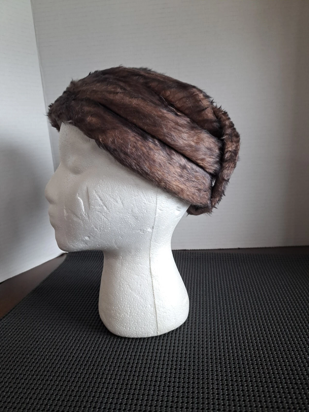 Chapeau fourrure vintage femme Miss Dior créé par Christian Dior Montezuma I. Magnin