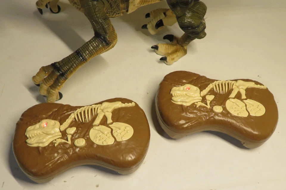 2.4G Remote Control Dinosaur Toy RC Velociraptor Dinosaur LED Light Roaring SET - Image 4 of 4