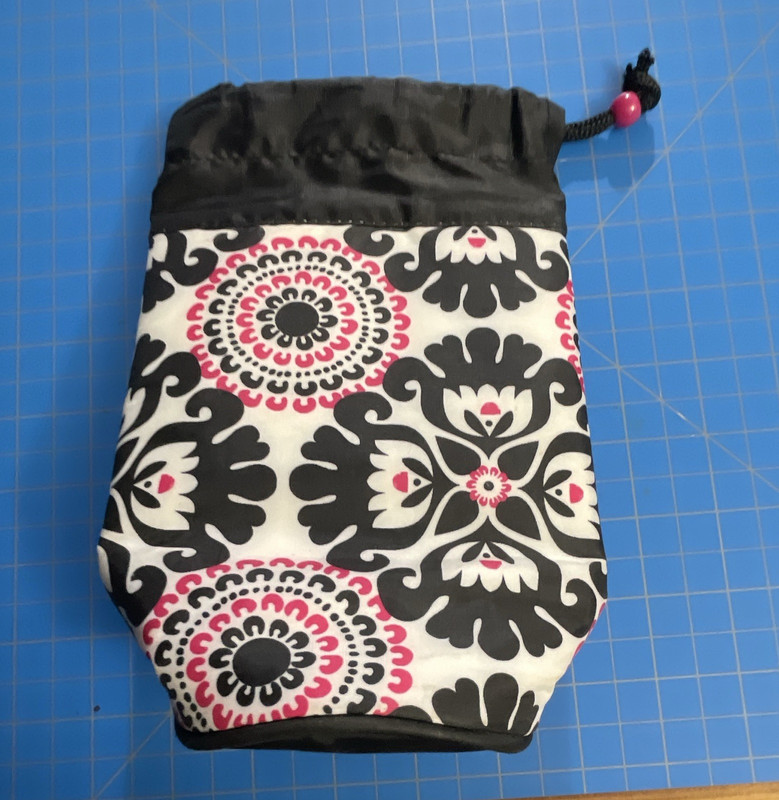 Thirty-One Insulated Fabric Bottle Cooler Drawstring Black White Pink Floral