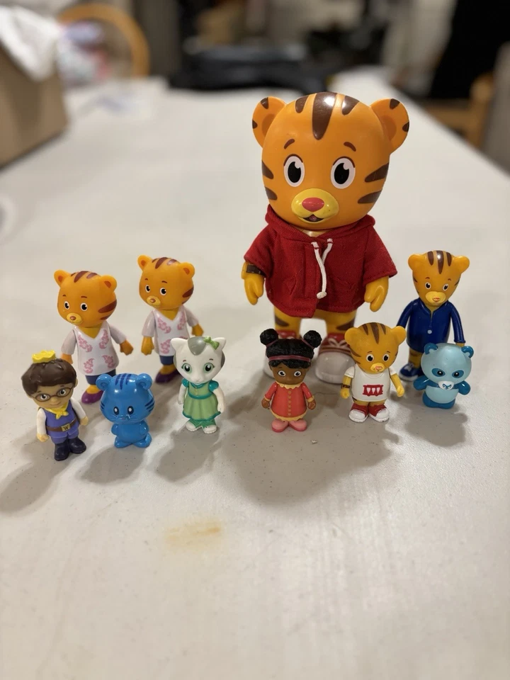 Lote De 10 Figuras De Familia, Amigos Y Mascotas Barrio Daniel Tigers Foto 4 de 4