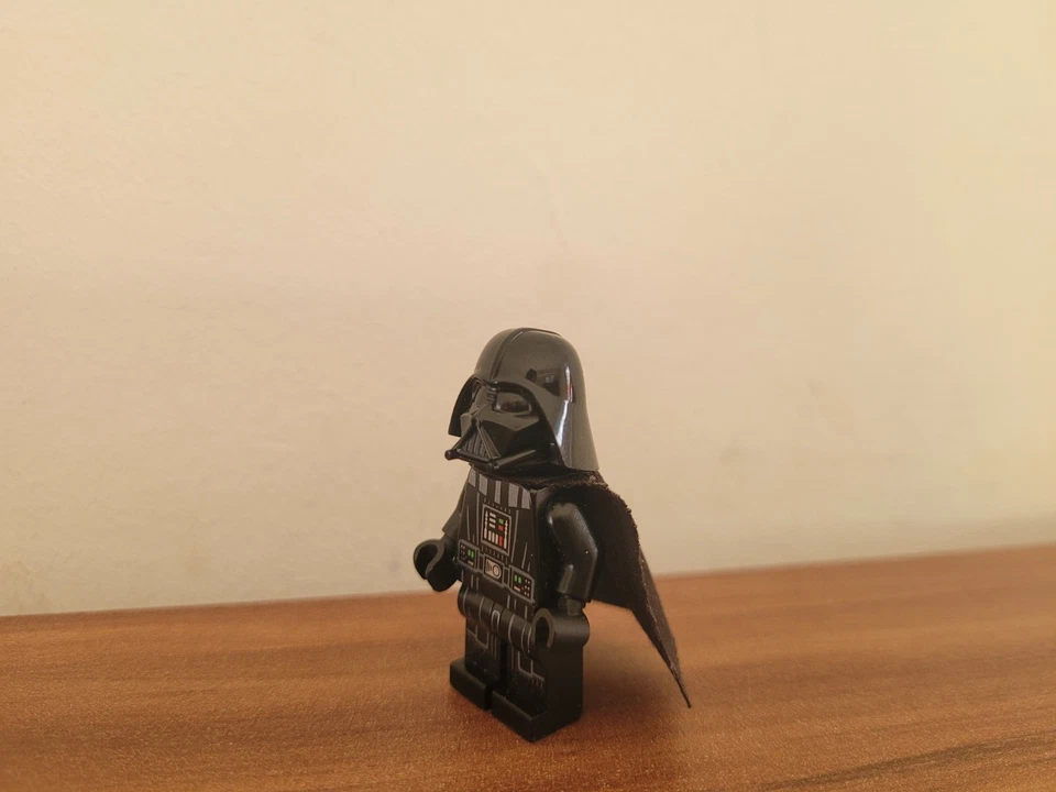 SW1106 Darth Vader - Printed Arms, Black Cape, White Head with Smile - Bild 3 von 4