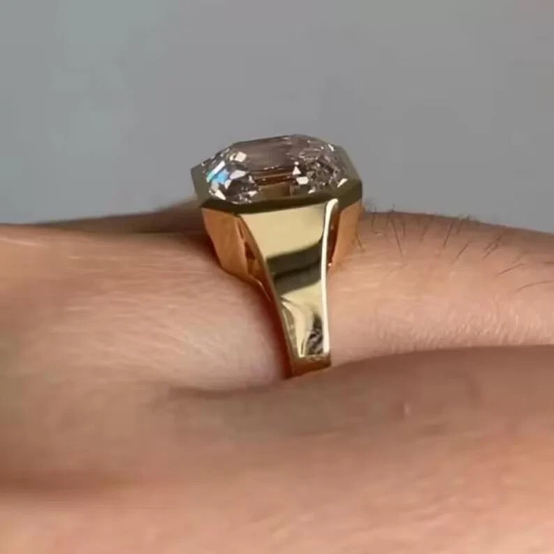 Juego de bisel de corte Asscher de 2 quilates para hombre anillo de compromiso chapado en oro amarillo Foto 2 de 4