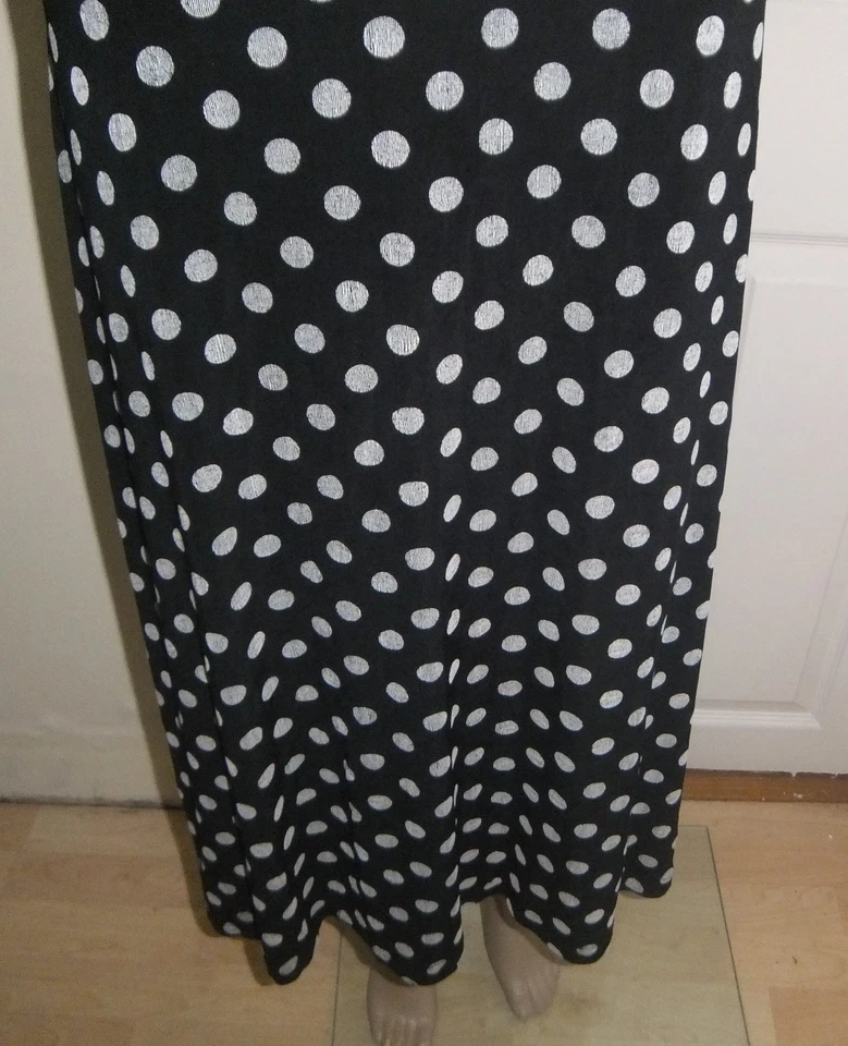Vestido negro con lunares blancos Slinky Reino Unido Grande, usado Foto 3 de 4