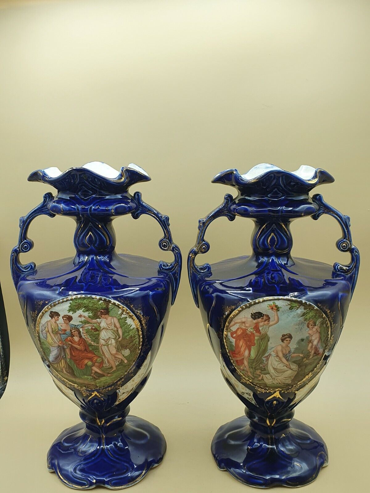 Vase Style Bleu de Sevres faience 19 eme decors de Femmes a  l antique H 34 cm