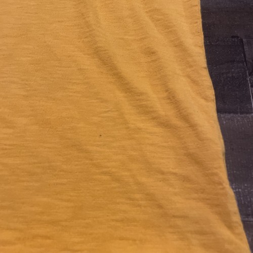 Camiseta Guess X J. Balvin Monster Para Hombre Pequeña Bloque de Color Rojo Verde Amarillo Logo - Imagen 4 de 7