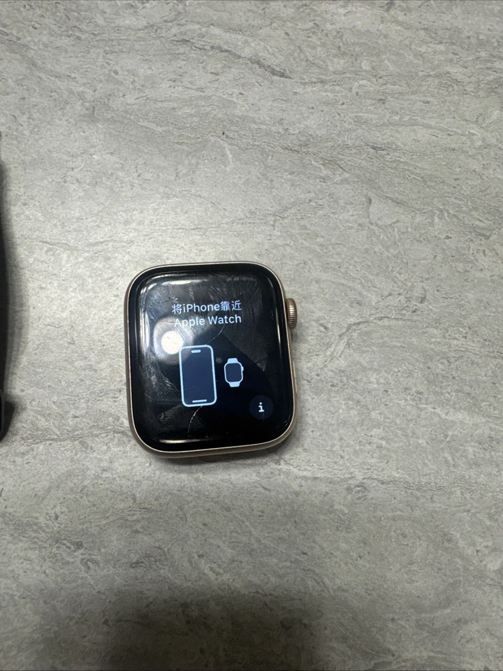 Apple Watch Series 4 44 mm oro rosa aluminio Foto 2 de 4