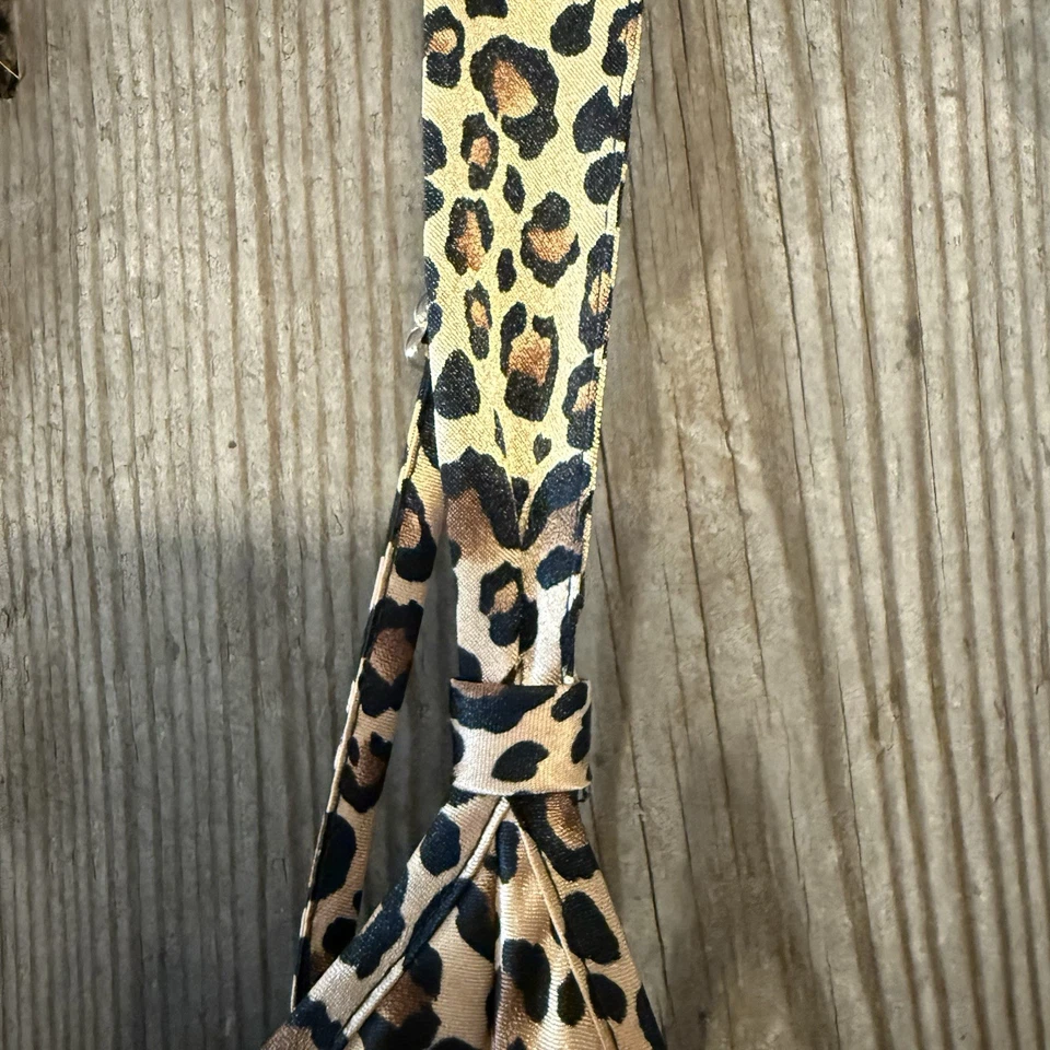 Шелковистая и сексуальная женская ночная рубашка с леопардовым принтом с бантом деталь - Изображение 3 из 4