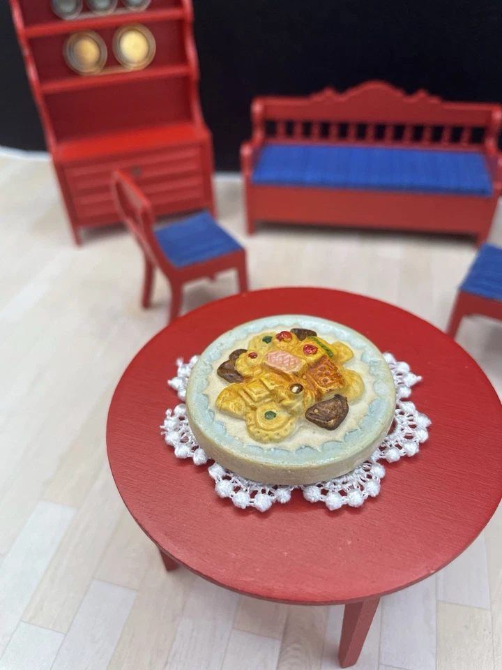 Juego de cocina/comedor para casa de muñecas Lundby: mesa roja, banco, sillas, gabinete de porcelana Foto 3 de 4