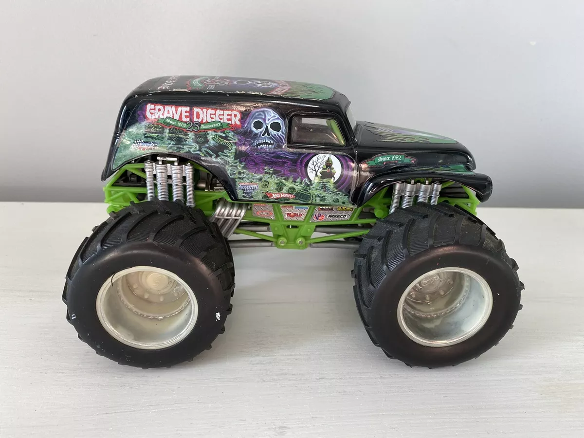 Monster Jam, Grave Digger Retro 1:24 Scale Die-Cast Monster Truck, Girl and  Boy Toys