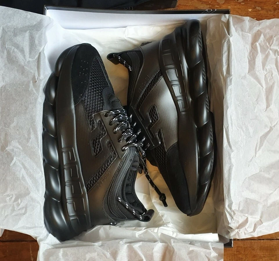 Versace chain shop reaction total black
