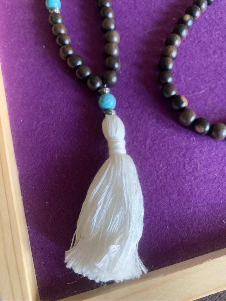 Precioso collar de cuentas de madera y turquesa con borla blanca Foto 2 de 2
