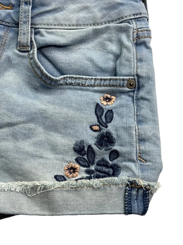 Pantalones cortos de mezclilla bordados florales de Arizona para mujer talla 0 azul lavado claro con puños Foto 3 de 4