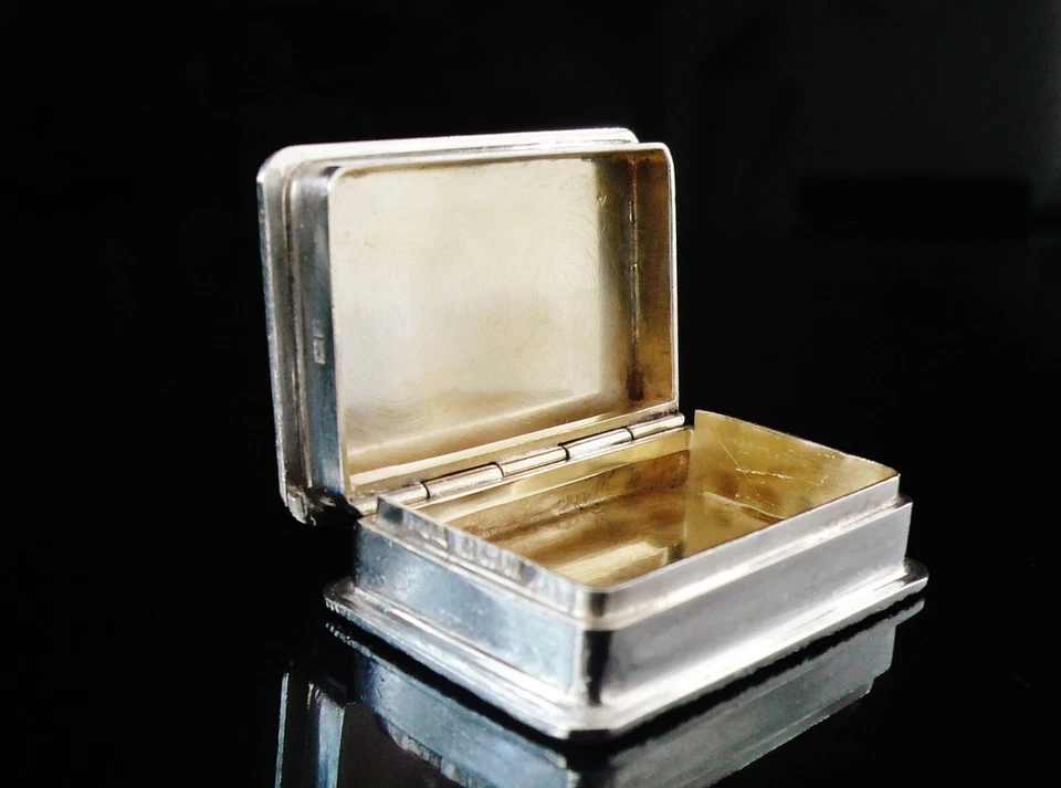 Sterling Silver Castle Top Pill or Snuff Box Windsor Castle, S J Rose & Son 1973 - Image 2 of 4