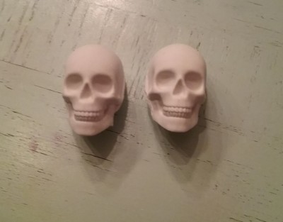 2 plaster 3d skulls (to paint)