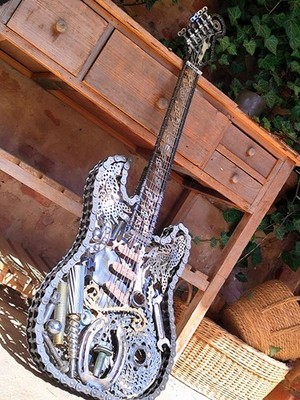E Gitarre aus Metallschrott in Originalgröße, upcycling art