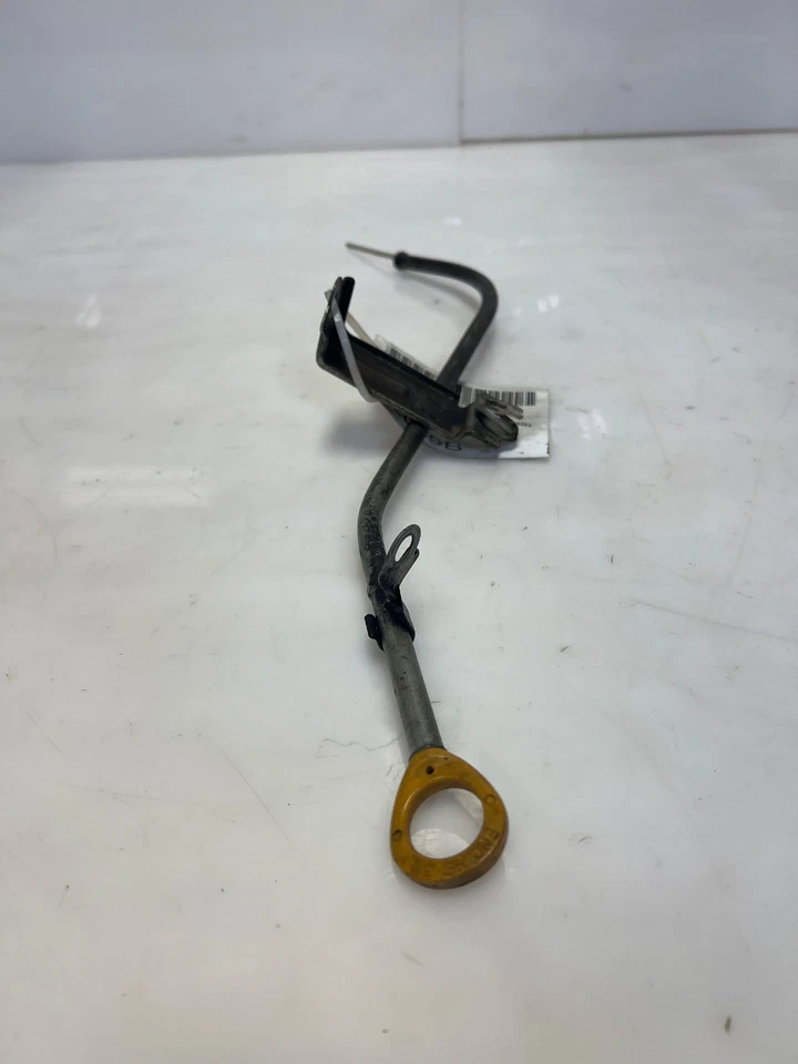 Tubo de aceite y varilla de medición del motor Toyota 2011-2015 1,8 L OEM Foto 3 de 4