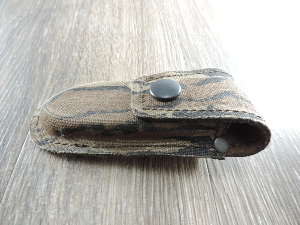 Funda de cuchillo plegable camuflada se adapta a cuchillo de hasta 4"x1.25"x0.5" y cinturón de 2" Foto 3 de 4