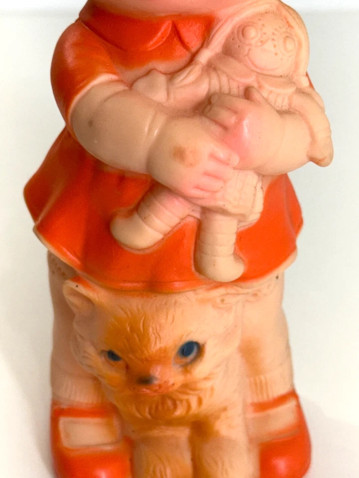 Muñeca de colección J.L Prescott Co 1968 de goma chirriante juguete niña sosteniendo con gatito Foto 3 de 4