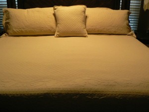 @HISTORIC CHARLESTON KING CHARLES KING SZ BEDSPREAD-2 SHAMS-THROW PILLOW-TAN-VGC