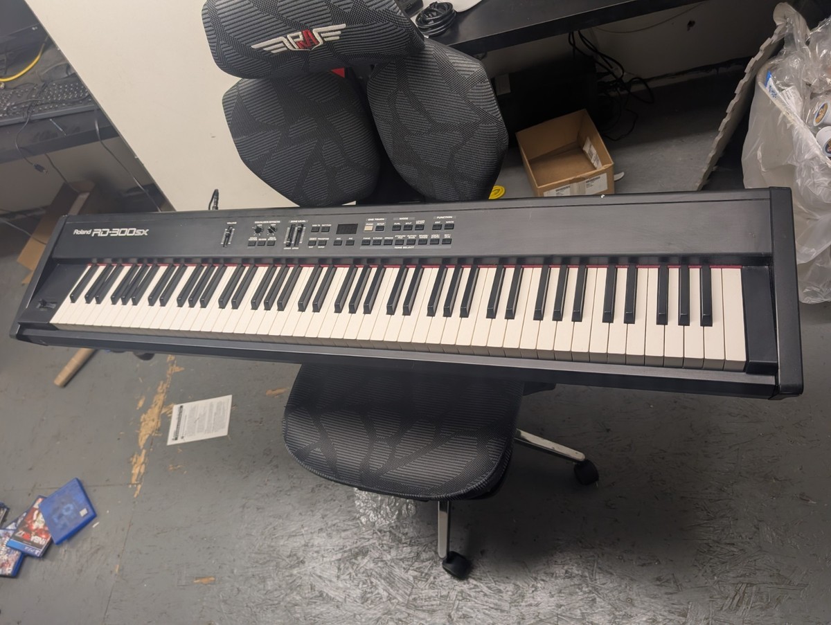 Roland RD-300sx Electric Supernatural Piano Concert Quality PIANO