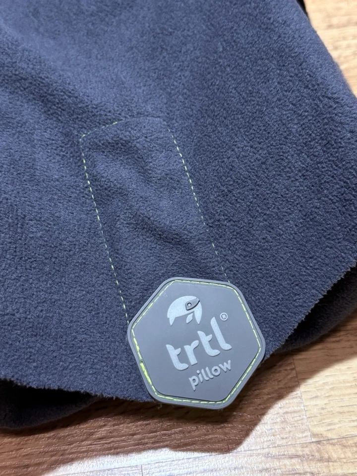TRTL Almohada de Viaje Soporte para Cuello y Cabeza Avión Vellón Ajustable Gris Sin Bolsa Foto 3 de 4