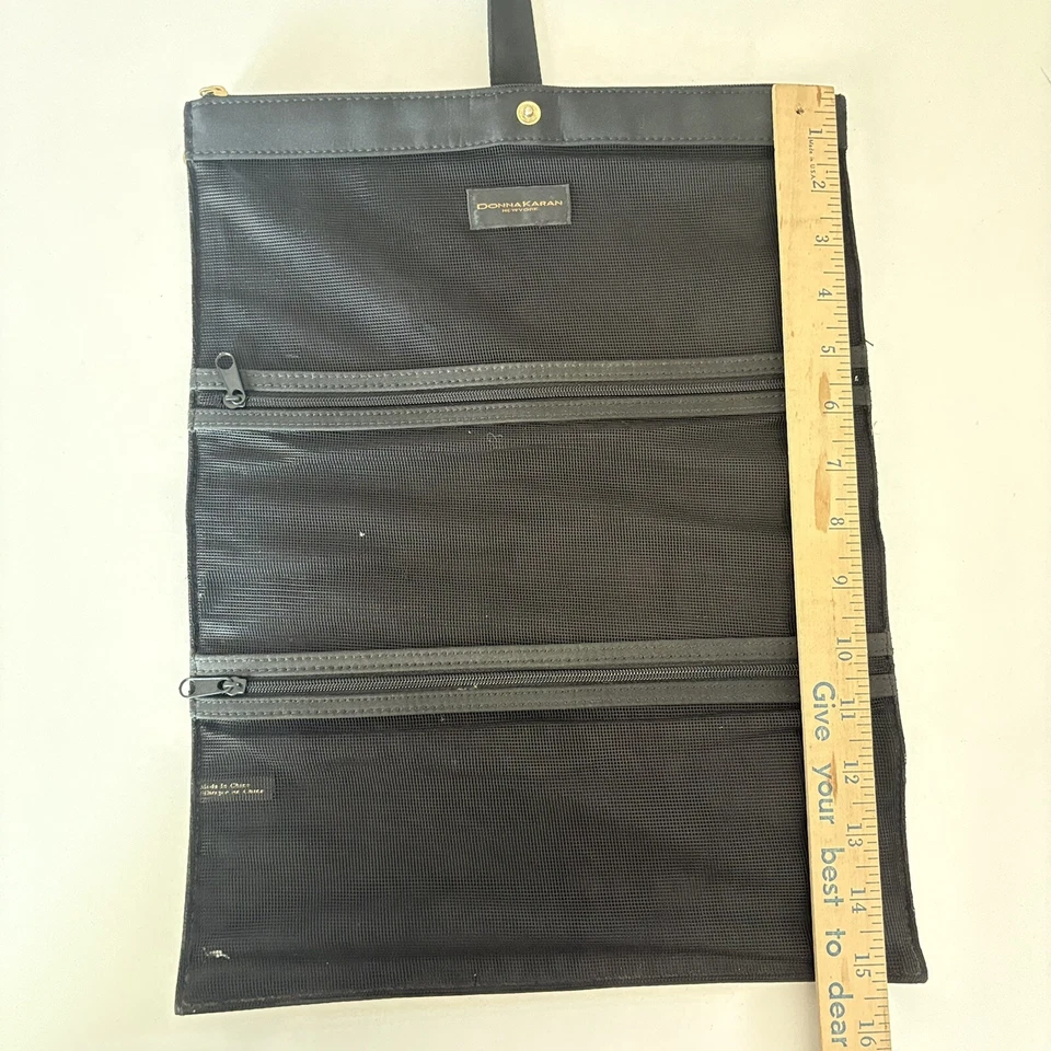 Bolsa de viagem Donna Karan preta cosmética joia enrolável 3 compartimentos com zíper - Imagem 2 de 4