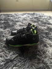 Jordan Flight Club 91 in the Black/Green Strike, size 7 in grade school boys.