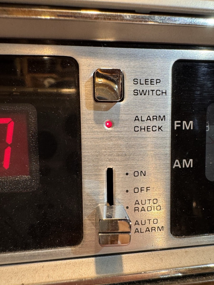 Vintage Zenith H472W Circle of Sound AM/FM LED Clock Radio