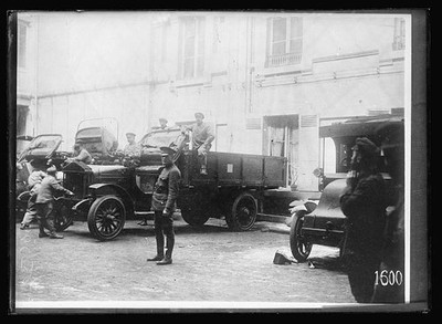 Photo:American Red Cross Warehouse Camions Trucks 1918 Loading Scene