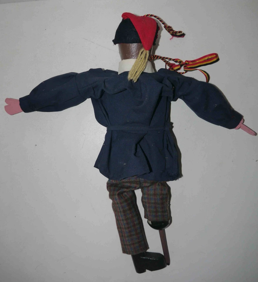 Marionnette ancienne ou jouet en bois et tissu Années 60 ? - Photo 2/4