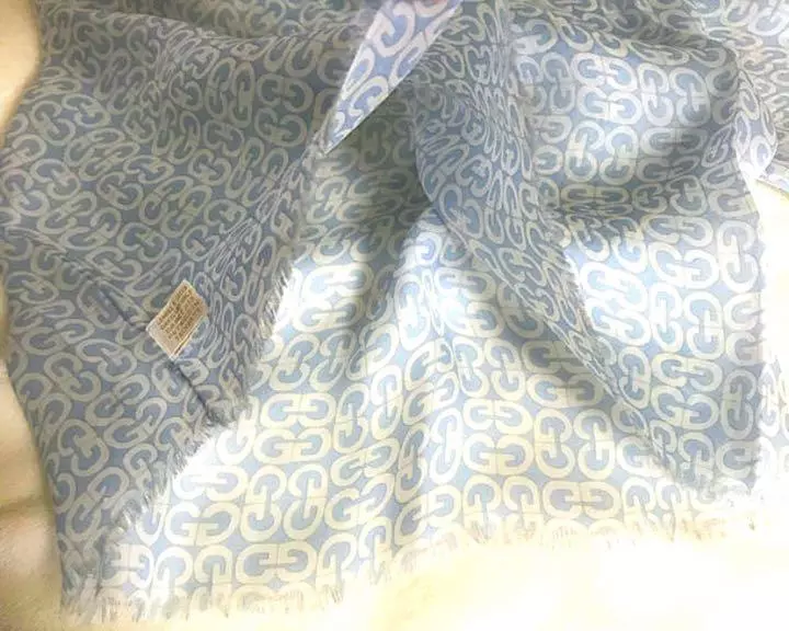 GUCCI foulard bleu soie mousseline drapé 34x155cm marque saignée accessoire occasion