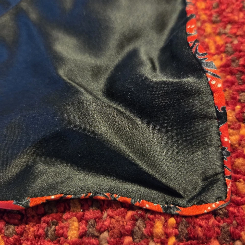 Cuadrado de bolsillo de seda italiano hecho a mano negro rojo borde de cachemira 12x12 enrollado a mano Foto 2 de 4