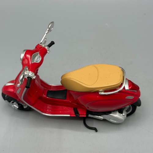 Maisto Vespa Primavera 150 Red Scooter Motorcycle 1/12 Scale - Picture 6 of 7
