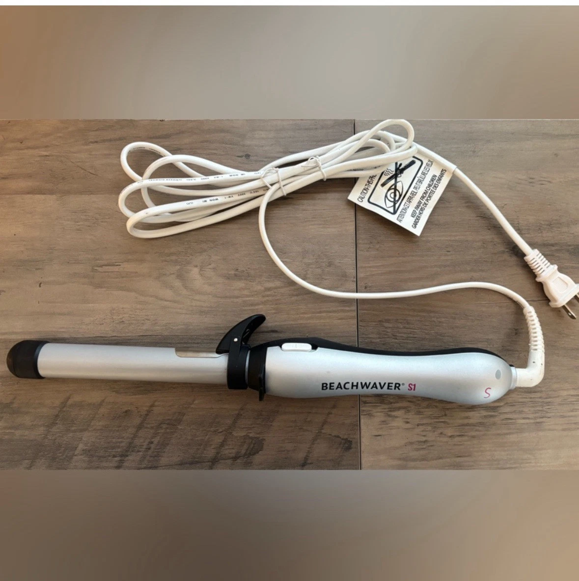 Beachwaver S1 rotating curling iron, easy to use, auto shut off! Never used! Amazon.com: The Beachwaver Co. S1 Rotating Curling Iron  main image 4