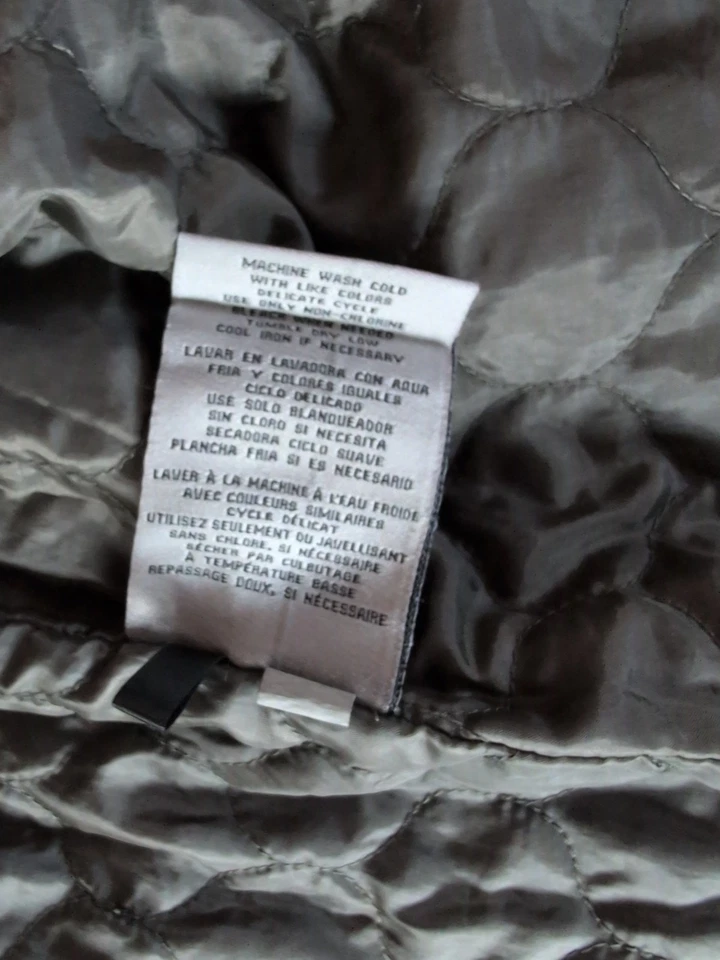 Chaqueta Levis para mujer mediana verde campo bolsillos con capucha exterior acolchada forrada Foto 4 de 4