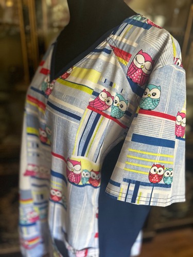 Cherokee Scrub Work Wear Nurse Owl Pattern V Neck Panel Top Sz 2XL - Picture 8 of 10