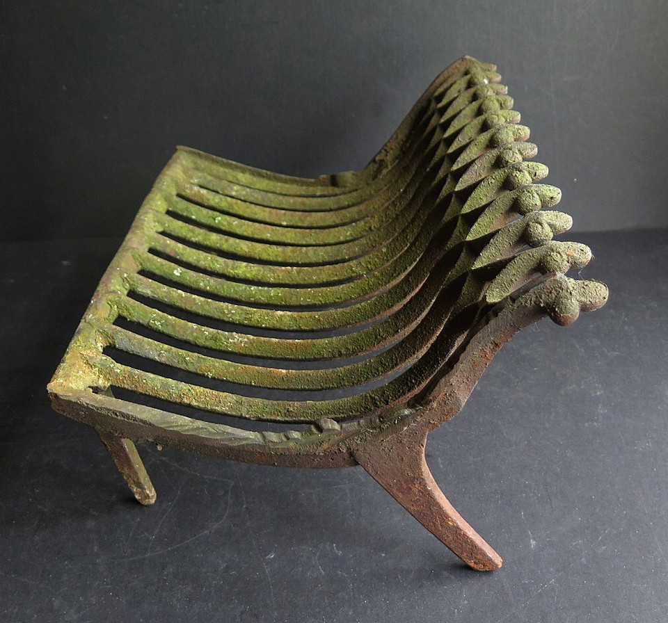 A SMALL 19TH CENTURY FRENCH CAST IRON FIRE BASKET WITH FLEUR DE LYS