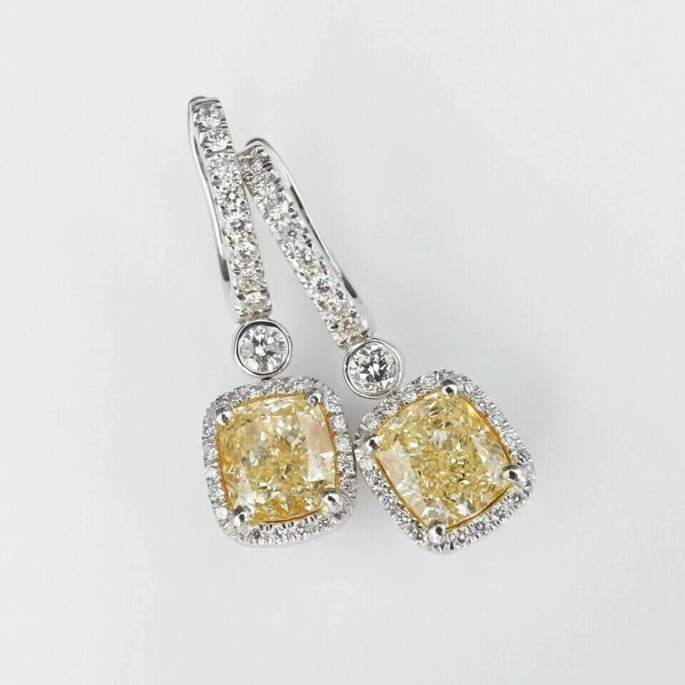 Pendientes con halo de diamantes amarillos enchapados en oro blanco de 14 quilates de 3,00 quilates creados en laboratorio Foto 3 de 4