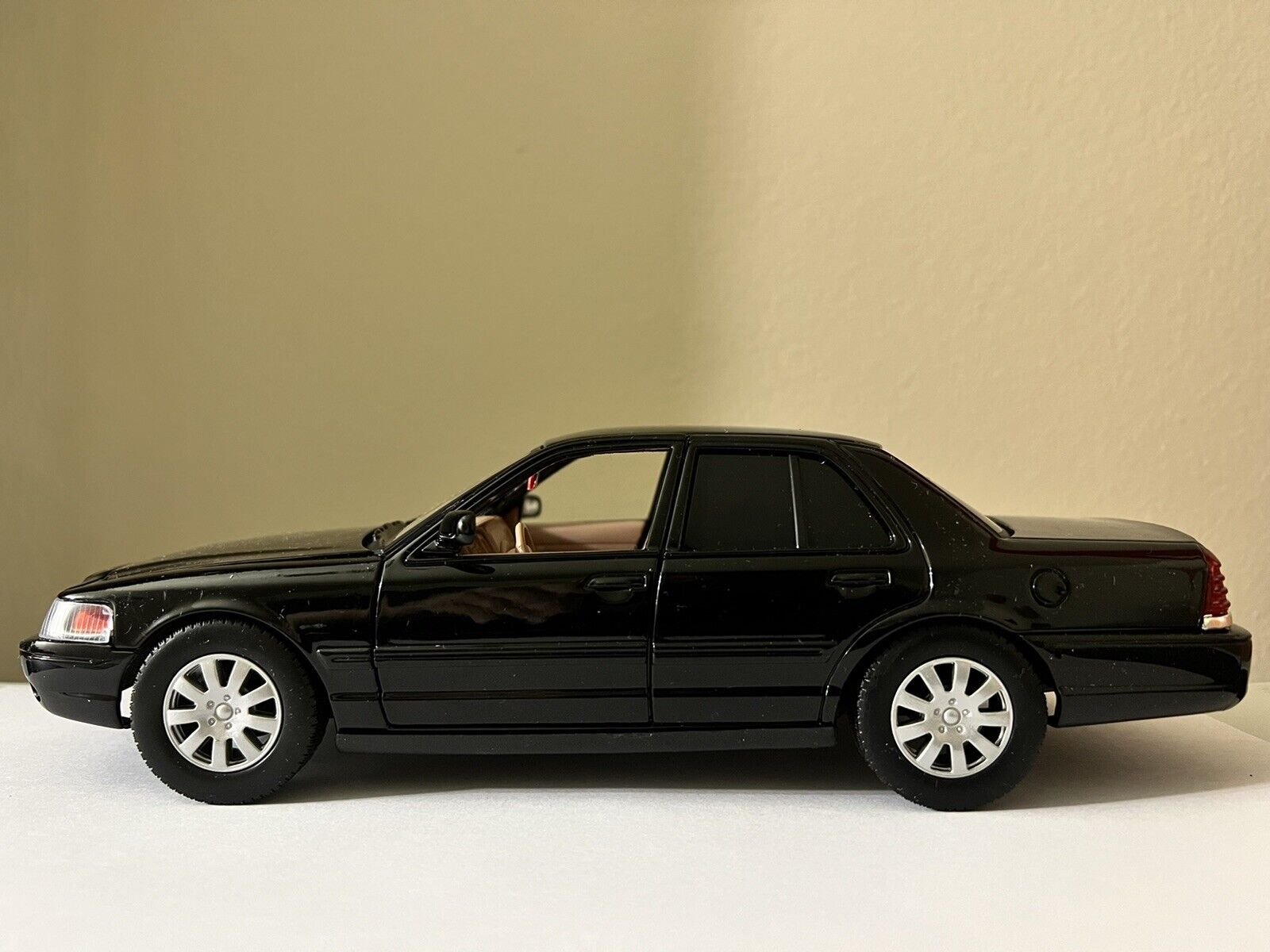 VERY RARE 1/24 Scale Ford Crown Victoria Black Unmarked Police Detective